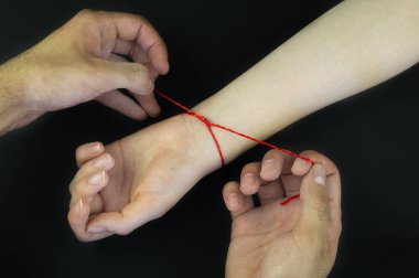 Sepeti siyah bir arka plan üzerinde Harika kırmızı iplik