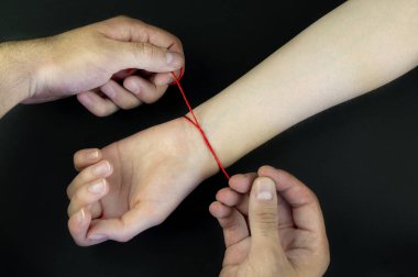Sepeti siyah bir arka plan üzerinde Harika kırmızı iplik