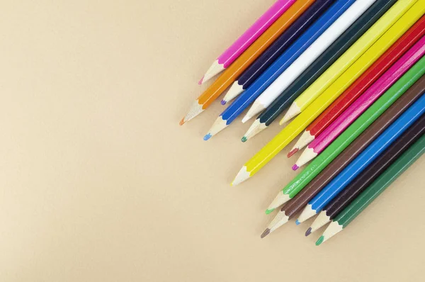 Beaucoup de crayons colorés sur un joli fond beige — Photo