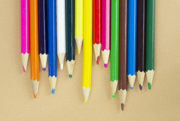 Beaucoup de crayons colorés sur un joli fond beige — Photo