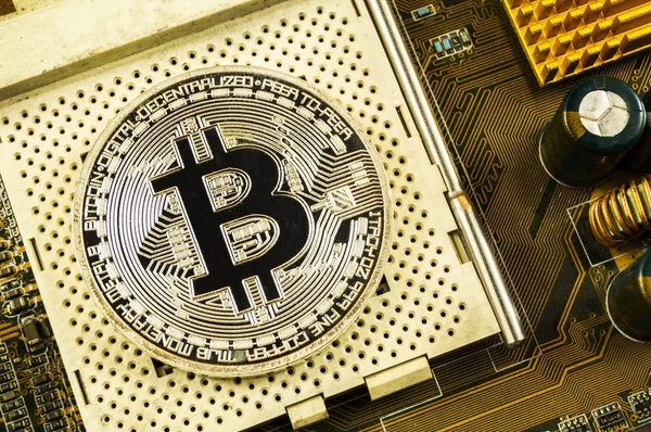 Bitcoin es una forma moderna de cambio y esta moneda criptográfica es un medio conveniente de pago en el financiero — Foto de Stock