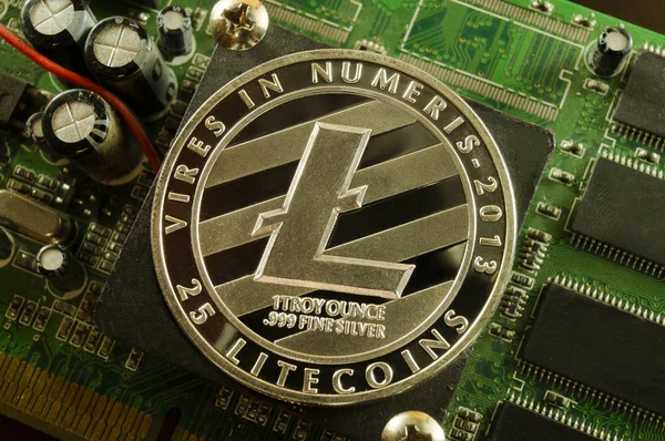 Litecoin es una forma moderna de cambio y esta moneda criptográfica es un medio conveniente de pago en el — Foto de Stock