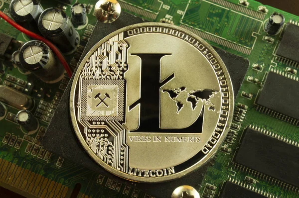 Litecoin es una forma moderna de cambio y esta moneda criptográfica es un medio conveniente de pago en el — Foto de Stock