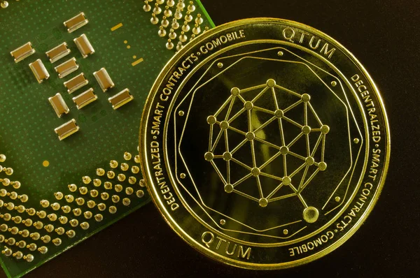 Qtum es una forma moderna de cambio y esta moneda criptográfica es un medio conveniente de pago en el — Foto de Stock