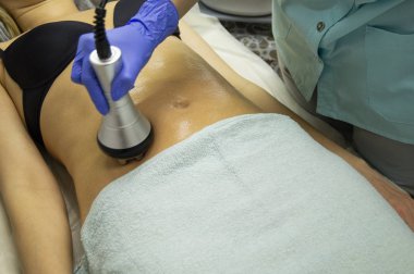 Master güzellik merkezi özel bir cihaz yardımıyla kilo kaybetme prosedürü yürütmektedir.