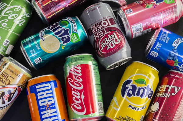 Omsk, Rusia - 14 de julio de 2019: soda de primer plano. Diferentes fabricantes. Coca Cola, Fanta, 7up, Hierro Brue y así sucesivamente . —  Fotos de Stock