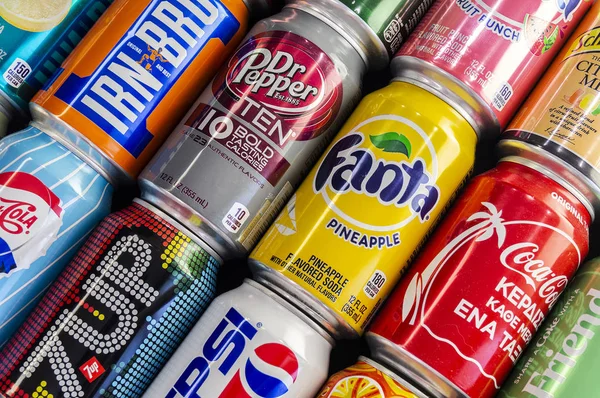 Omsk, Rusland-14 juli 2019: Close-up soda. Verschillende fabrikanten. Coca Cola, Fanta, 7Up, Iron Brue en zo op. — Stockfoto