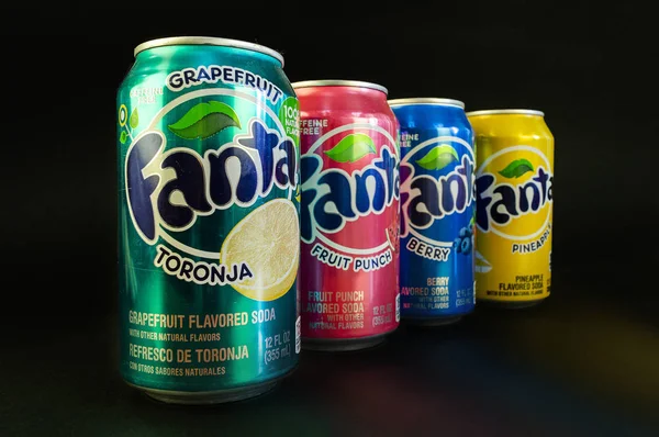 Omsk, Rusland-14 juli 2019: Close-up van soda. Vier flessen Fanta op een zwarte achtergrond — Stockfoto