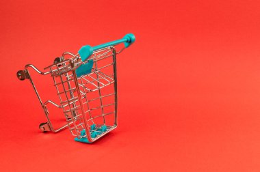 parlak kırmızı arka planda boş alışveriş sepeti