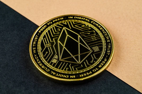 Eosio EOS är ett modernt sätt att utbyta och denna krypto valuta är ett bekvämt betalningsmedel på de finansiella och webb marknader — Stockfoto