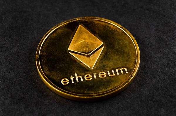Ethereum é uma forma moderna de troca e esta moeda criptomoeda é um meio conveniente de pagamento no financeiro — Fotografia de Stock