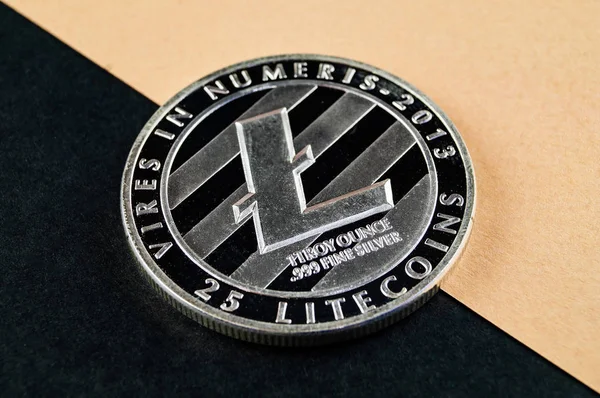 Litecoin es una forma moderna de cambio y esta moneda criptográfica es un medio conveniente de pago en el — Foto de Stock