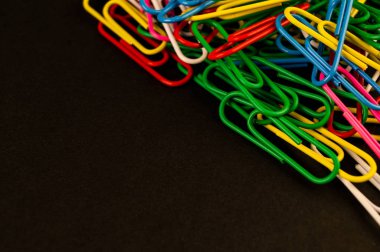 Birçok renkli ataş siyah bir arka plan kağıt üzerinde yalan