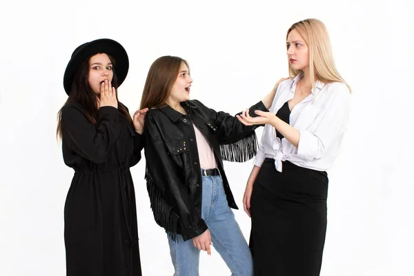 Drie Meisjes Bespreken Iets Met Elkaar Foto Een Witte Achtergrond — Stockfoto