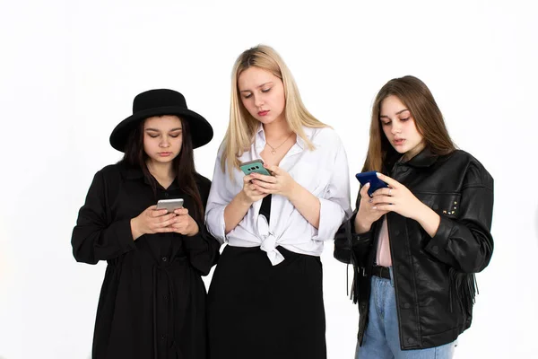 Tres Chicas Hermosas Jóvenes Están Mirando Sus Teléfonos Inteligentes Foto — Foto de Stock