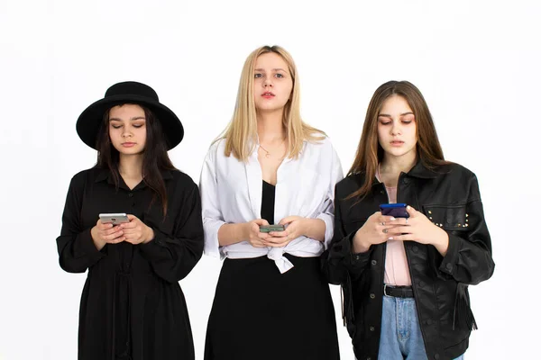 Tres Chicas Hermosas Jóvenes Están Mirando Sus Teléfonos Inteligentes Foto — Foto de Stock