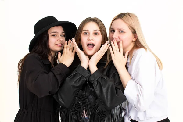 Tre Unga Vackra Flickor Diskuterar Nyheterna Och Mycket Förvånad Foto — Stockfoto