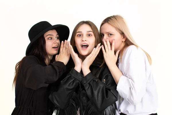 Trois Jeunes Belles Filles Discutent Des Nouvelles Une Est Très — Photo
