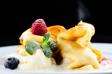 Tatlı lezzetli gözleme blinis dondurma, çilek ve nane w