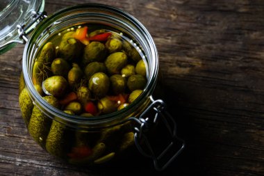 Cam sürahi taze düşük tuz ev yapımı salatalık turşusu karanlık ile