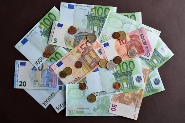 Fondo en efectivo en euros. Montón de diferentes billetes en euros en la ta — Foto de Stock
