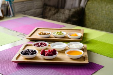 Ahşap tahta sweetmeat ile: reçel, çilek ve lor