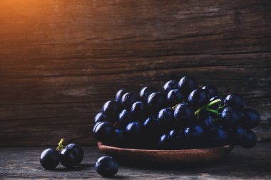Koyu arka plan üzerinde plaka tatlı Olgun üzüm