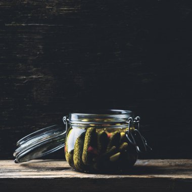 Cam sürahi taze düşük tuz ev yapımı salatalık turşusu karanlık ile