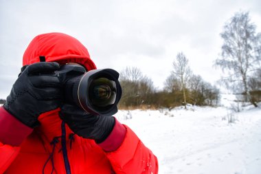 Kimliği belirsiz bir col profesyonel kamera üzerinde bir fotoğraf çeker
