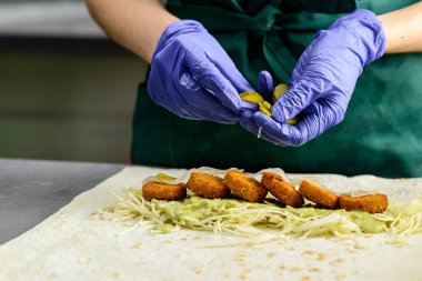 İştah açıcı Falafel rulo hazırlama işlemi. Vejetaryen yiyecekler, s