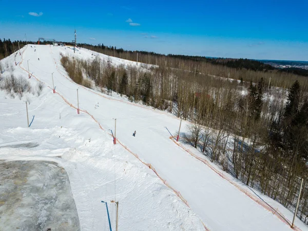 Lazer ativo e entretenimento de inverno. Esqui e snowboarders — Fotografia de Stock