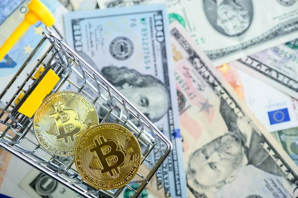 Monety złote bitcoin w koszyku - symbol waluty krypto — Zdjęcie stockowe