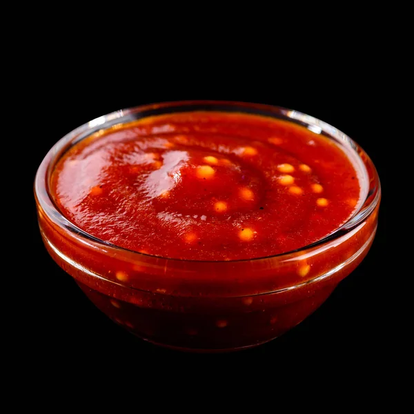 Sos roșu fierbinte din ardei iute și roșii în sticlă mică bo — Fotografie, imagine de stoc