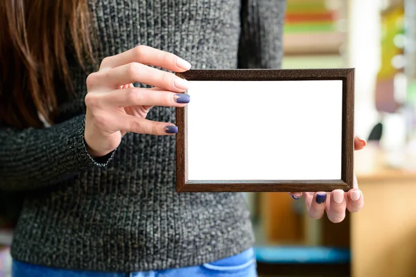 Beyaz kadın eller, boşaltmak çerçevede kadar sahte