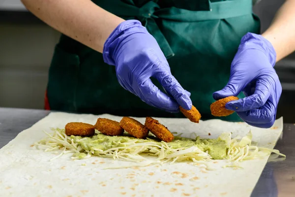 İştah açıcı Falafel rulo hazırlama işlemi. Vejetaryen yiyecekler, s