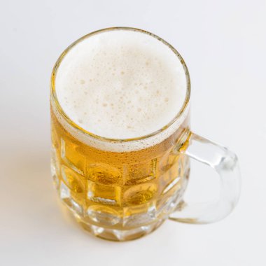 Bira bardağı. Kupa köpük ve su o damlaları ile ışık taze bira