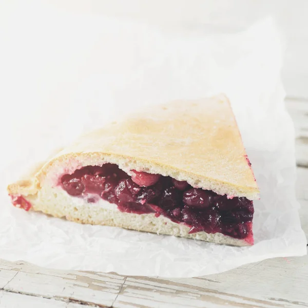 Tatlı lezzetli kızılcık parça ahşap arka plan üzerinde için kek — Stok fotoğraf