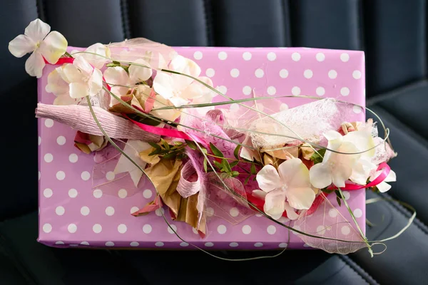 Caja de regalo hecha a mano envuelta con papel rosa y decorada con costilla — Foto de Stock