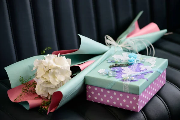 Caja de regalo hecha a mano y increíble ramo de flores — Foto de Stock