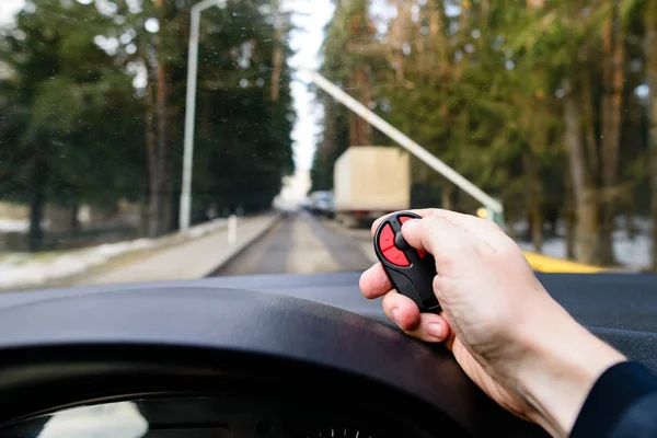 Sistema di ingresso automatico del parcheggio. Uomo con telecomando si apre b — Foto Stock