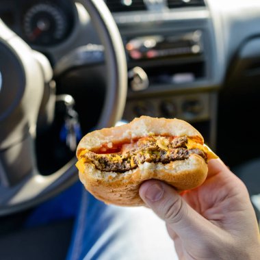 Kimliği belirsiz adam hamburger yeme