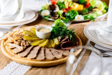 Lezzetli et kümesi: sığır eti dilim, pastırma, kulaklar, turşu ve sau füme