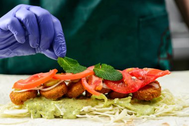 İştah açıcı rulo ile falafel, hazırlama işlemi sebze bir