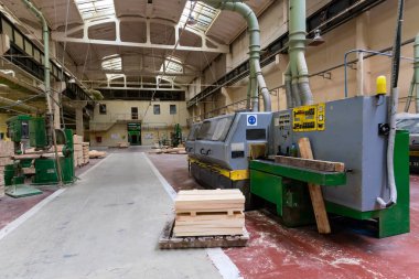 İşçi ahşap kiriş, daire testere makinesi ile çapraz kesim Düriye