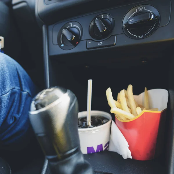 Fast Food im Auto: Kaltgetränk und leckere Pommes — Stockfoto