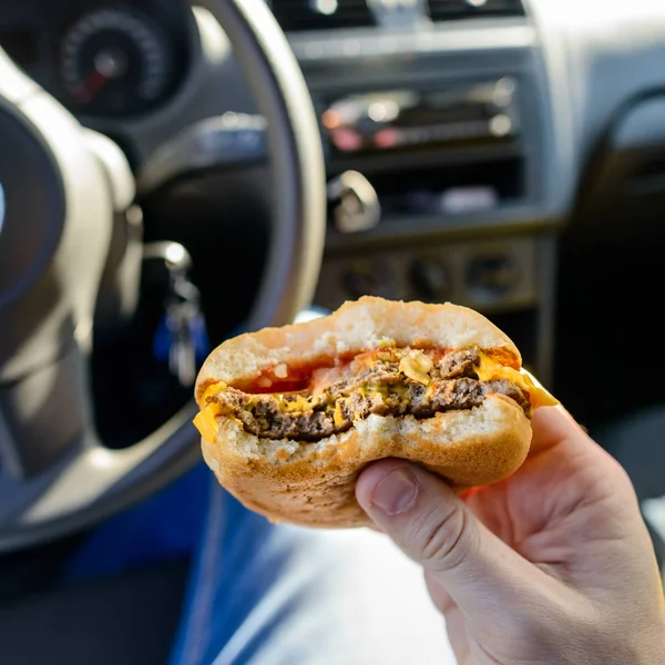 Kimliği belirsiz adam hamburger yeme