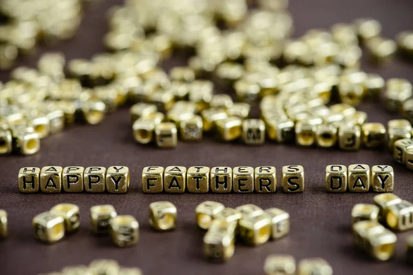 Frase FELIZ PADRES DÍA hecho de pequeñas letras doradas en el b — Foto de Stock