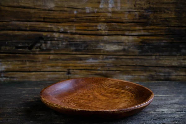 Detail o nové ručně vyráběné prázdné tmavá dřevěná miska na dřevěný rustikální — Stock fotografie