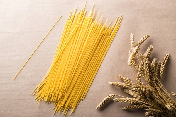 Italiensk mat. Stilleben med spaghetti pasta och veteax — Stockfoto