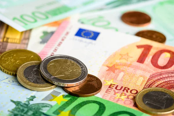 Efectivo en euros Montón de diferentes billetes y monedas en euros — Foto de Stock